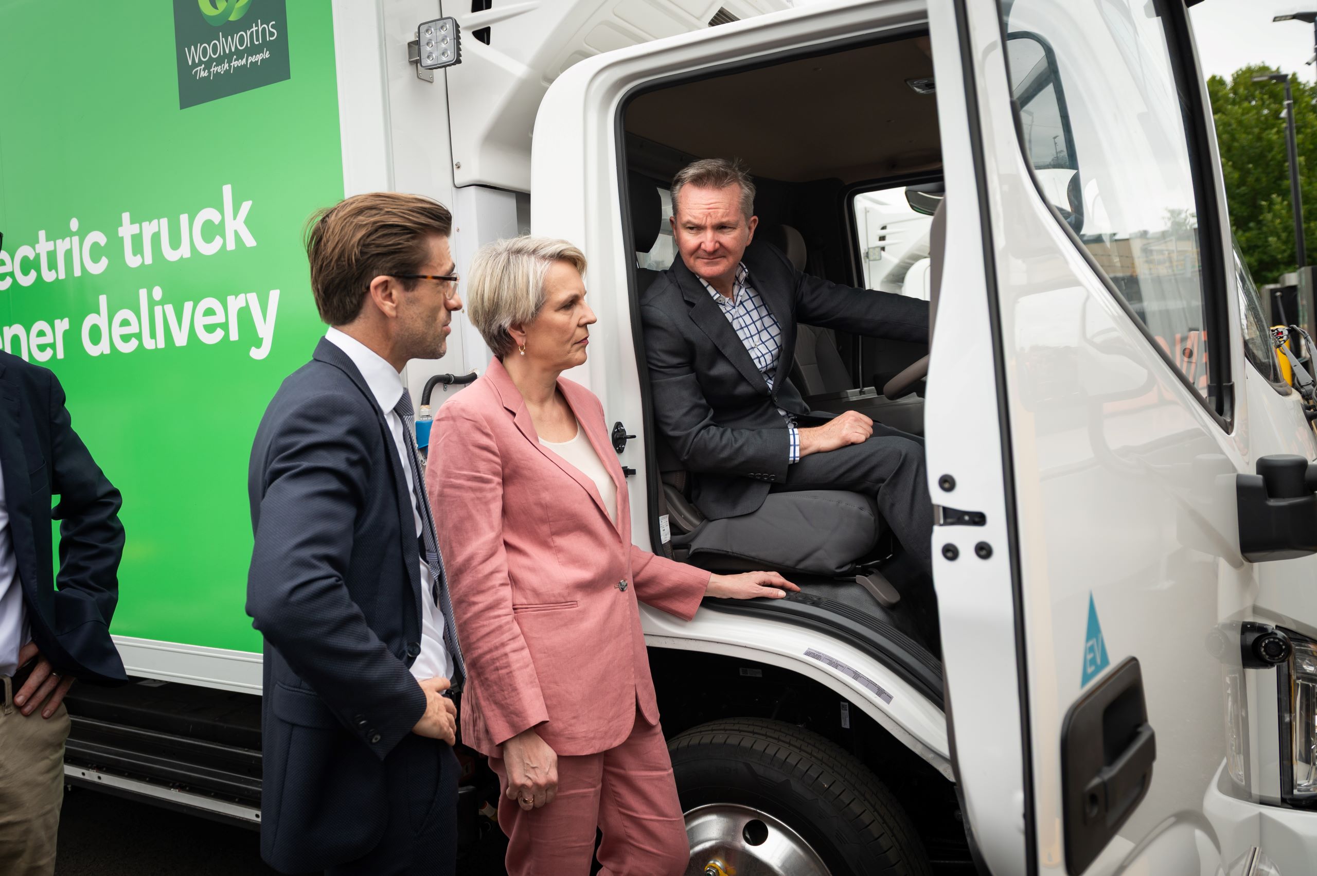 Australia’s First of its Kind Multi-user Electric Truck Charging Hub ...